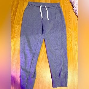 grey woman’s nike sweatpants